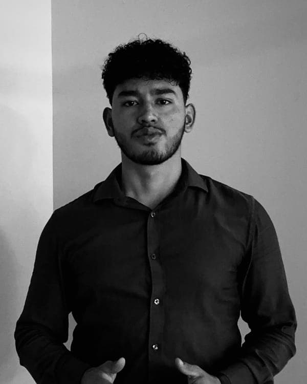 Retrato en blanco y negro de Angel Contreras, Fundador de SOLVERS.AI